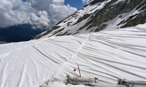 [FOTO] Borba za spas: Italija ceradama prekriva ledenjak kako se ne bi topio tijekom ljeta