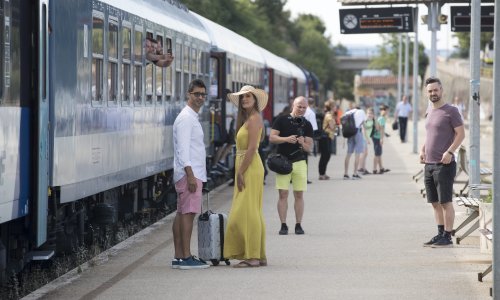 [FOTO] Stigao prvi turistički vlak iz Budimpešte u Split, iz HŽ-a najavljuju: Od iduće godine Jadran ćemo povezati i s Poljskom, ali i Slavonijom