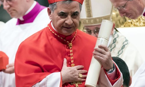 Najveće suđenje u novijoj povijesti Vatikana: Smijenjeni šef financija optužen da je slupao čak 350 milijuna eura na nekretnine u Londonu, savjetnica trošila milijune na Pradu i Louis Vuitton...