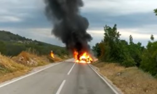 [VIDEO] Automobil udario u zid i izgorio, vozačica uspjela izaći uz manje ogrebotine