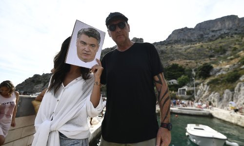 [FOTO] Prosvjed u Vruji: 'Zahtijevamo hitan opoziv Zorana Milanovića jer kao predsjednik i vrhovni zapovjednik izravno podržava okupaciju teritorija Republike Hrvatske!'