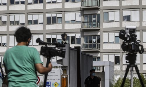 Vatikan: Papa je budan nakon operacije debelog crijeva, diše bez pomoći