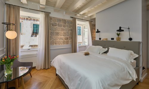 Stara dubrovačka palača, smještena na samom Stradunu, zasjala je u punom sjaju, a oduševljava prekrasno uređenim interijerom