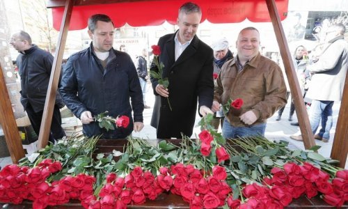 Hrvatski političari u natjecanju samohvalom i dijeljenjem ruža