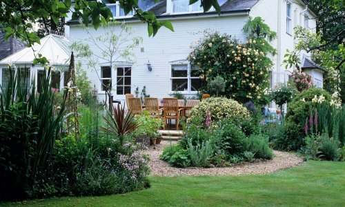 Privatna oaza prepuna boja i mirisa: Kako biljkama uljepšati eksterijer kuće