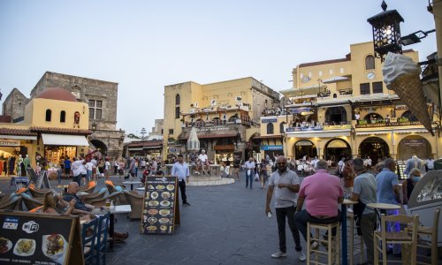Grčka zbog covida uvela nova ograničenja rada kafića i noćnih klubova