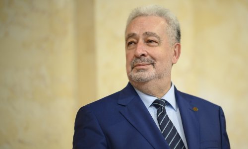 Crna Gora otvorena za turiste, na granici ih dočekao i premijer Krivokapić