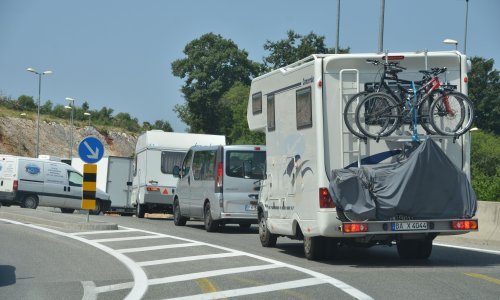 Čeka se na pojedinim graničnim prijelazima i do tri sata; na A1 uočena srna pa se vozači pozivaju na oprez