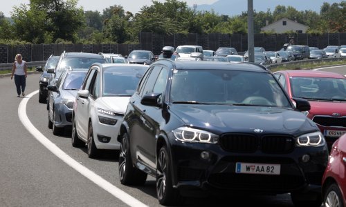 Višesatna čekanja: Umro čekajući na prelazak mađarsko-srbijanske granice