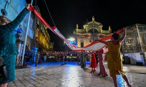 Politička i kulturna elita pohrlila u Dubrovnik: Podizanjem zastave Libertas svečano su otvorene 72. Dubrovačke ljetne igre