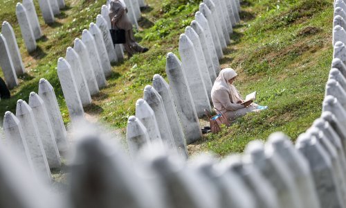 [FOTO] Obilježava se 26 godina od genocida u Srebrenici, pokopat će se 19 novoidentificiranih žrtava