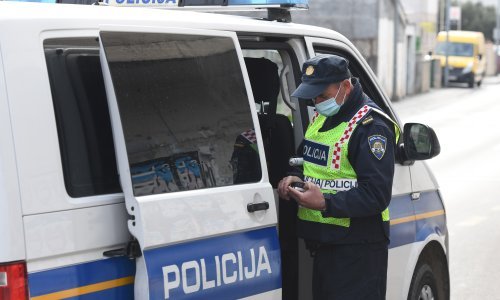 Mladi vozač prilikom potjere umalo pregazio policajca, prijavljen za teško ubojstvo u pokušaju
