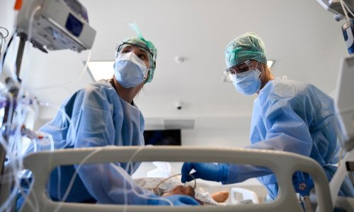 Detektirane zaraze s dvije varijante koronavirusa u jednoj osobi, umrla necijepljena starica