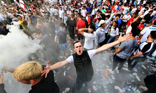 [VIDEO/FOTO] Kaos u Londonu: Stotine huligana bez ulaznica upale na finale Eura, tukli se s policijom, provalili kroz ulaz za osobe s invaliditetom...