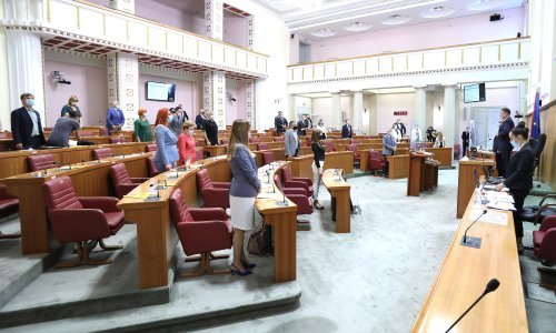 Zastupnici minutom šutnje za žrtve genocida u Srebrenici započeli dan