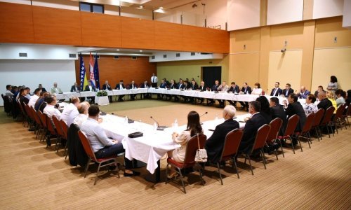 Milanović u Vitezu odao počast djeci ubijenoj u ratu