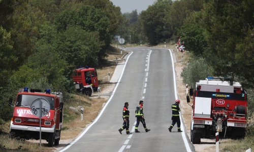 Požar na Srimi lokaliziran: Izgorjelo 10 hektara trave i borove šume