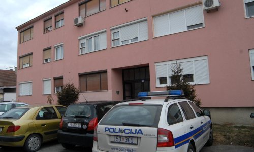 Netko je u Vinkovcima sprejem oštetio šest automobila i četiri fasade; policija traži počinitelja, a čeka ga kaznena prijava