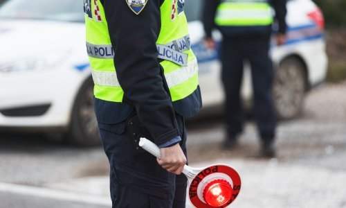 Belgijanac kod Zadra u prometu teško ozlijedio trudnicu; nerođeno dijete je preminulo, a on je uhićen uz sredstva prisile