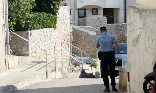 Muškarac provalio u Dom zdravlja, ukrao automobil pa se odvezao na more; uhićen je u Malom Lošinju
