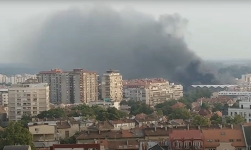 Strašan požar u Beogradu: Izgorjelo carinsko skladište, vatrogasci teškom mukom lokalizirali vatrenu stihiju