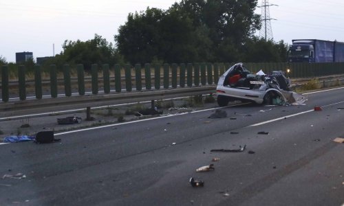 [FOTO] Poznati detalji teške prometne nesreće u Zagrebu. O užasu najbolje svjedoče fotografije prepolovljenog automobila