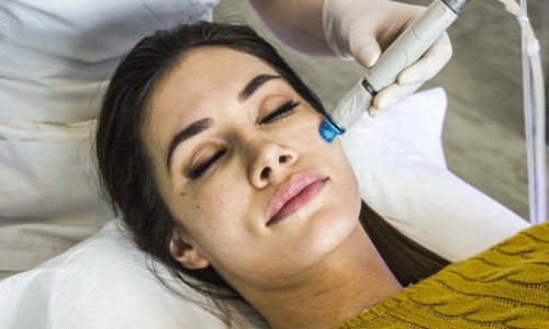 Bez obzira na dob, koža može izgledati mladoliko i zdravo – pronašli smo tretmane za koje ne morate čekati jesen