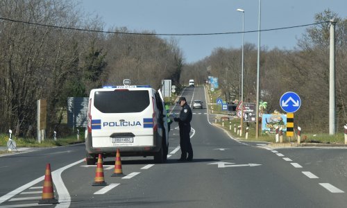 Pijan kod Poreča sjeo u tuđi automobil kako bi se provozao parkiralištem pa se zabio u zid