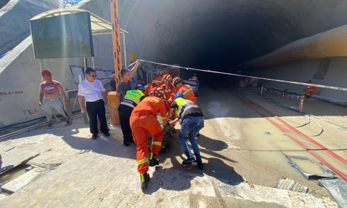 14 radnika zarobljeno na gradilištu tunela ispod jezera; voda je počela snažno prodirati