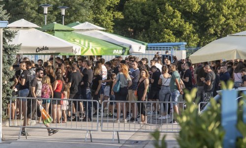 [FOTO] Uoči Thompsonovog koncerta u Sinju neki su testirani pozitivno: Organizator zabranio ulazak novinarima i fotoreporterima