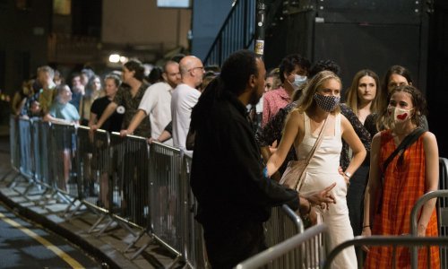 Britanija potiče cijepljenje mladih popustima na hranu i taksi prijevoz
