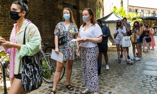 Novi val s delta-varijantom koronavirusa udara Britaniju unatoč gotovo 90 posto cijepljenih među odraslima. Kako to?