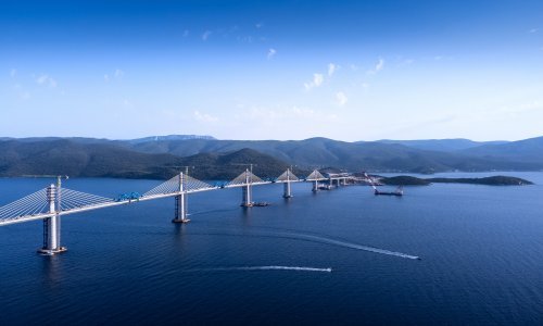 [FOTO/VIDEO] Danas se spaja Pelješki most. Povijesni događaj pratit će velika svečanost, pogledajte kako će to izgledati i tko će smjeti preko njega