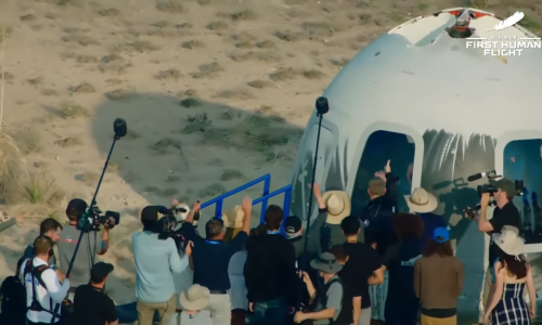 [FOTO/VIDEO] Osnivač Amazona Jeff Bezos uspješno je odletio u svemir - i vratio se na Zemlju