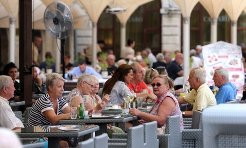 Crnogorska vlada dijeli siromašnima ulje i ograničava cijenu kruha
