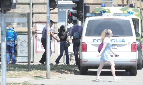 U Zagrebu se dvojica posvadila pa jedan sjeo u automobil i pokušao drugog pregaziti te pobjegao; ulovljen je jer se pijan slupao s ceste