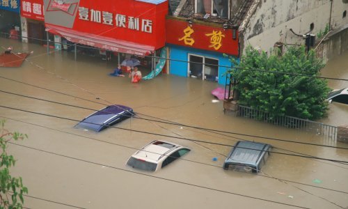 Poplave u Kini: 33 mrtvih, deseci tisuća evakuiranih