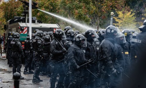 Prosvjednici napali slovački parlament zbog 'koronskog fašizma', policija uzvratila suzavcem