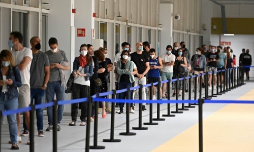 Španjolci u redovima čekaju cijepljenje kako bi se riješili covida-19