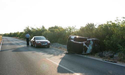 Prometna nesreća kod Srime; automobil potpuno smrskan, vozač završio u bolnici