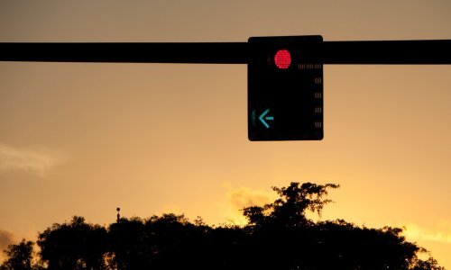 Smije li se ući u raskrižje dok su upaljeni crveno svjetlo i zelena strelica?