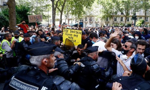 [FOTO/VIDEO] Tisuće Francuza na ulicama u prosvjedu protiv obveznog cijepljenja i epidemioloških mjera, u Parizu policija suzavcem rastjerivala ljude
