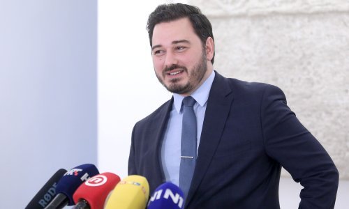 Milanović Litre: Vladajući ulaze u nebitne sukobe oko Tesle kako bi senzibilizirali uvođenje eura kod desnih birača