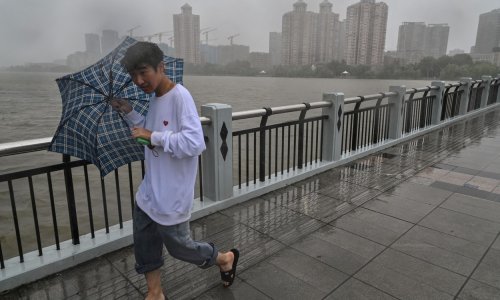 [FOTO] Istočna Kina priprema se za tajfun In-fa: Otkazani letovi, obustavljen metro, zatvoren čak i Disneyland u Šangaju