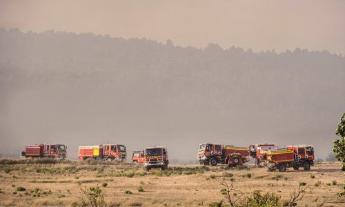 [FOTO] Više od tisuću ljudi bori se s požarom na jugu Francuske