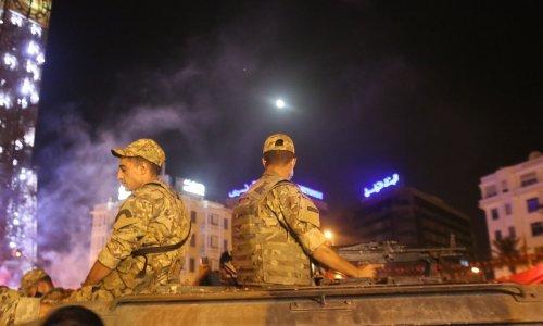 [FOTO] Vojna vozila okružila tuniski parlament nakon što je predsjednik smijenio premijera, okupljeni bodre vojsku