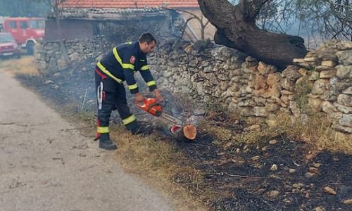 Požar kod Trilja pod nadzorom vatrogasaca, gašenje im otežava jako jugo