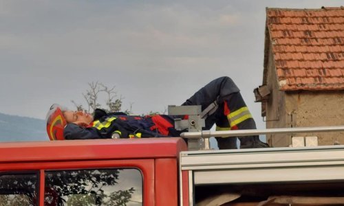 [FOTO] Više od 70 iscrpljenih vatrogasaca cijelu je noć gasilo požar nedaleko od Šibenika, od jutros im pomažu kanaderi