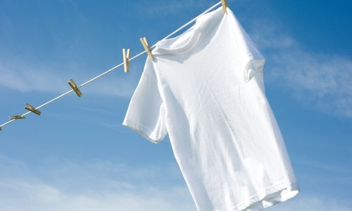 Evo kako ćete se brzo i lako riješiti neugodnih mrlja i mirisa znoja kad se uvuče u odjeću