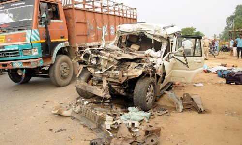 U nesreći u Indiji pregaženo 18 radnika koji su spavali uz cestu nakon sudara kamiona s autobusom